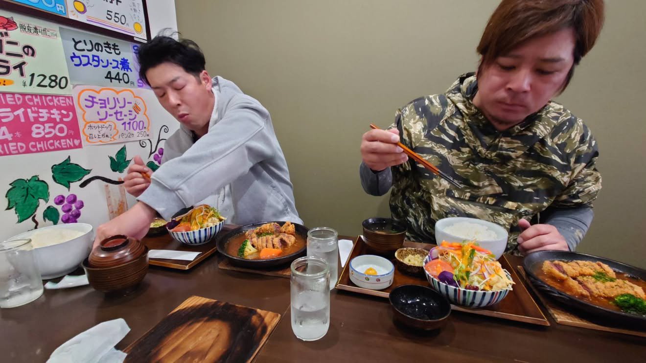 定食を食べる仲間
